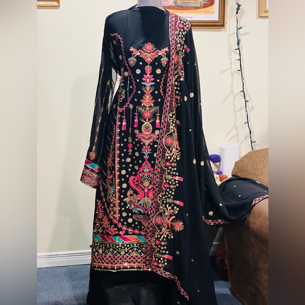 New sale of Pakistani suits hurry up only few left